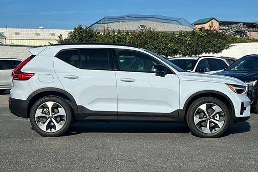 2026 Volvo XC40 Plus, B5 AWD Gas (mild hybrid), Dark