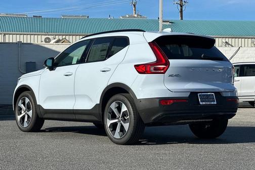 2026 Volvo XC40 Plus, B5 AWD Gas (mild hybrid), Dark