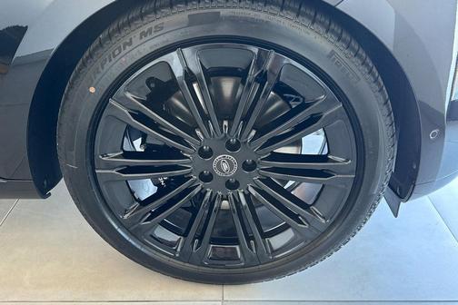 2025 Land Rover Range Rover P615 SV