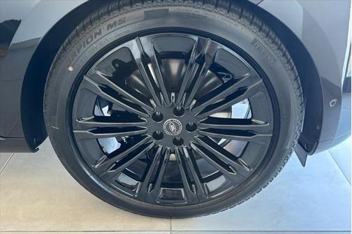 2025 Land Rover Range Rover P615 SV
