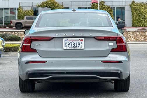 2024 Volvo S60 Recharge Plug-In Hybrid T8 Ultimate Dark Theme