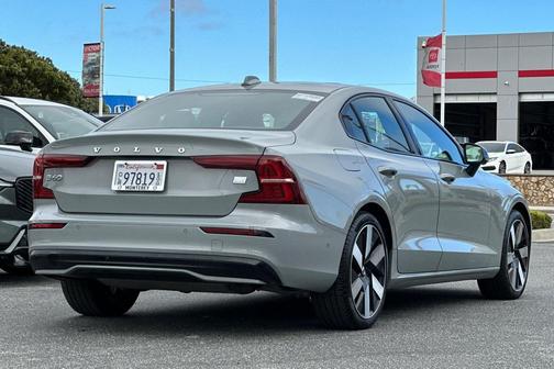 2024 Volvo S60 Recharge Plug-In Hybrid T8 Ultimate Dark Theme
