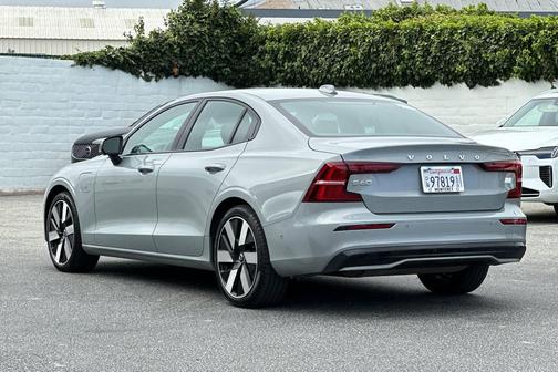 2024 Volvo S60 Recharge Plug-In Hybrid T8 Ultimate Dark Theme