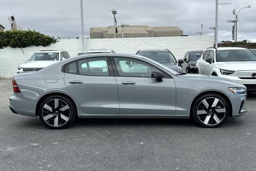 2024 Volvo S60 Recharge Plug-In Hybrid T8 Ultimate Dark Theme