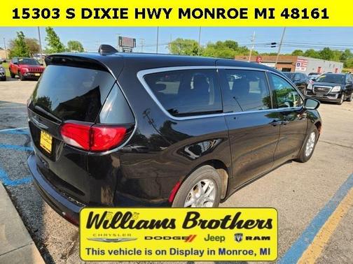 2023 Chrysler Voyager LX