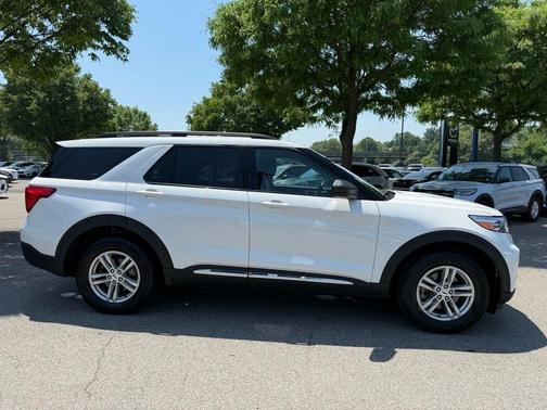 Star White 2022 Ford Explorer XLT