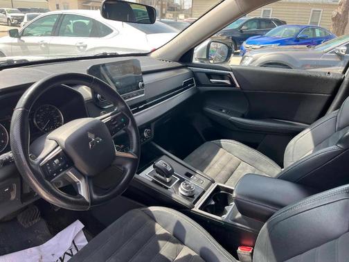 Silver 2022 Mitsubishi Outlander SE Launch Edition