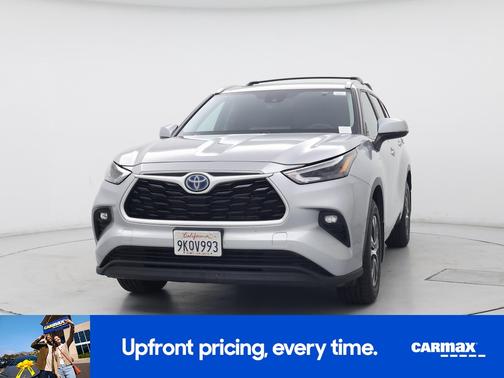 Silver 2024 Toyota Highlander Hybrid XLE