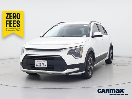 White 2025 Kia Niro EX