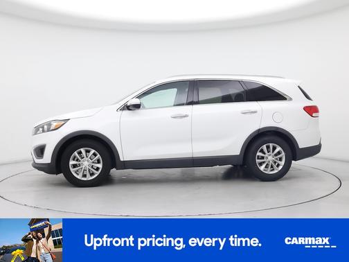 White 2016 Kia Sorento LX