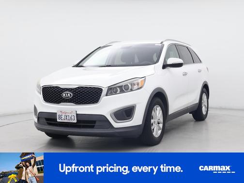 White 2016 Kia Sorento LX