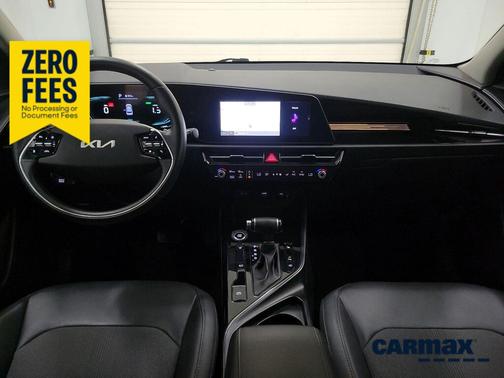 White 2023 Kia Niro EX