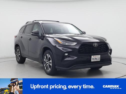 Black 2024 Toyota Highlander XLE