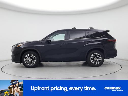 Black 2024 Toyota Highlander XLE
