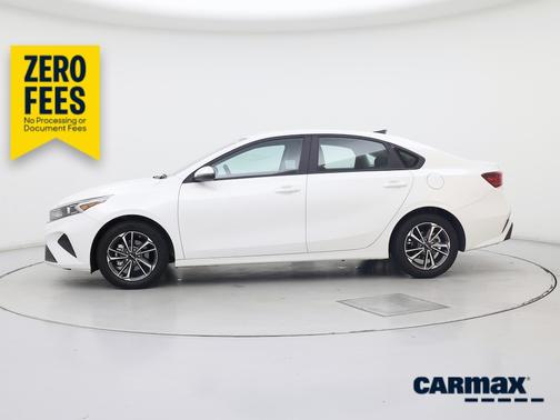 White 2023 Kia Forte LXS