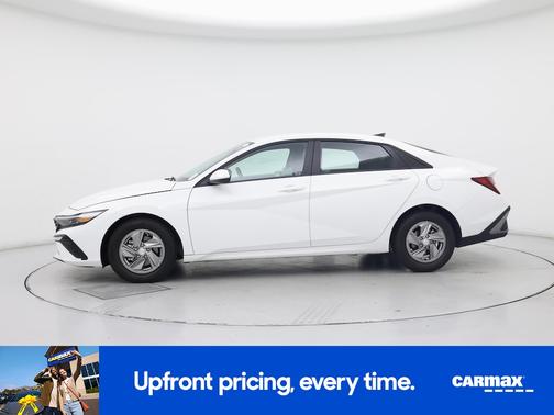 White 2025 Hyundai ELANTRA SE