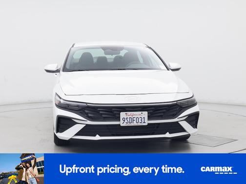 White 2025 Hyundai ELANTRA SE