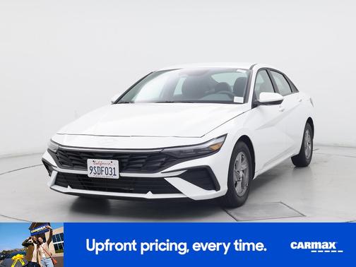 White 2025 Hyundai ELANTRA SE