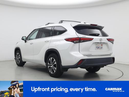 White 2022 Toyota Highlander XLE