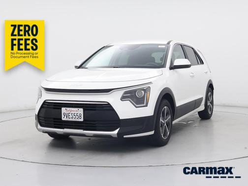 White 2025 Kia Niro LX