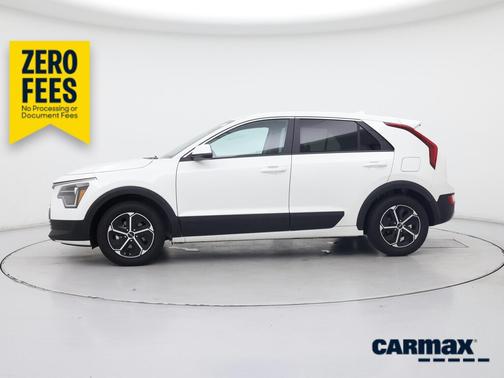 White 2025 Kia Niro LX
