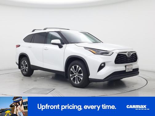 White 2022 Toyota Highlander XLE