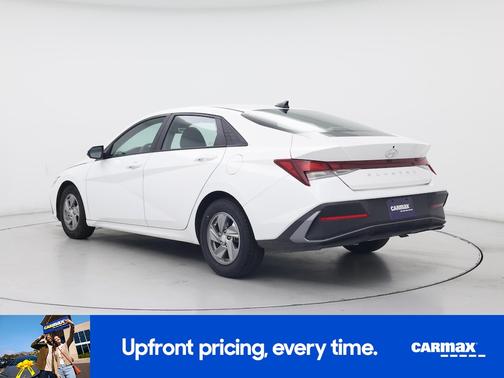 White 2024 Hyundai ELANTRA SE