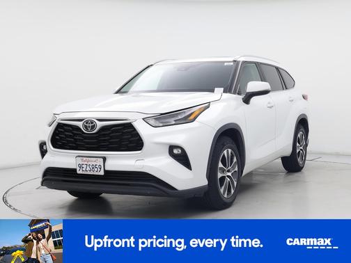 White 2023 Toyota Highlander XLE