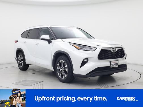 White 2023 Toyota Highlander XLE