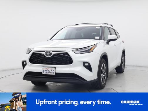 White 2023 Toyota Highlander XLE