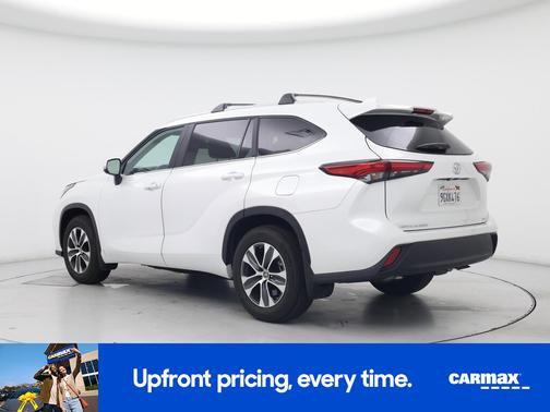 White 2023 Toyota Highlander XLE