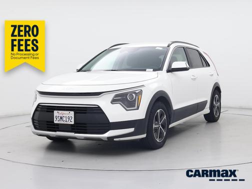 White 2025 Kia Niro EX