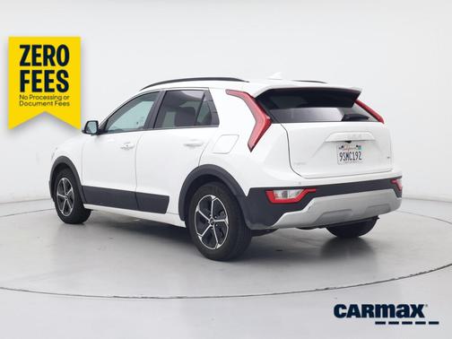 White 2025 Kia Niro EX
