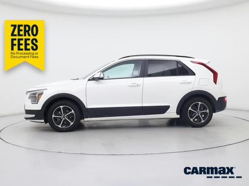 White 2025 Kia Niro EX