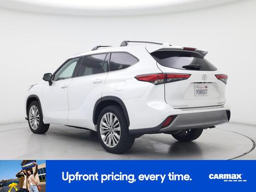 White 2023 Toyota Highlander Platinum