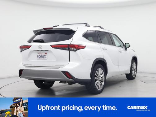 White 2023 Toyota Highlander Platinum