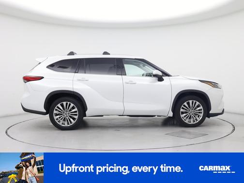White 2023 Toyota Highlander Platinum