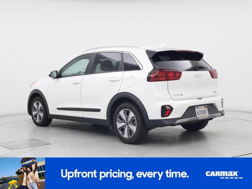 White 2022 Kia Niro LX