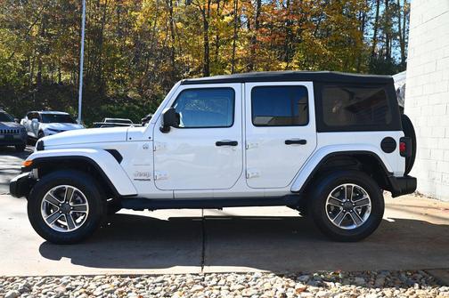 Bright White Clearcoat 2022 Jeep Wrangler Unlimited Sahara