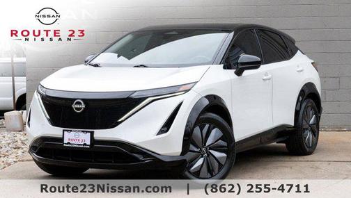 Everest White Pearl Tricoat/Black Diamond Pearl 2023 Nissan ARIYA ENGAGE