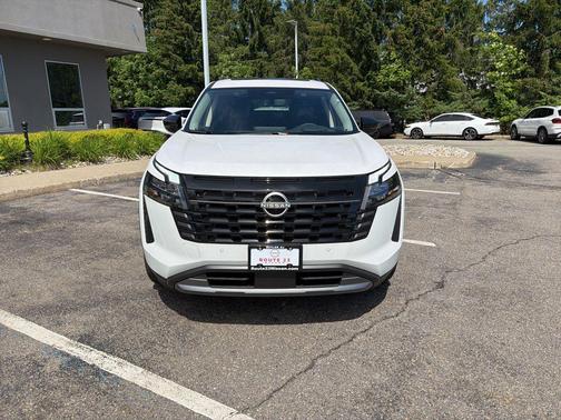 Everest White Pearl Tricoat 2026 Nissan Pathfinder Platinum