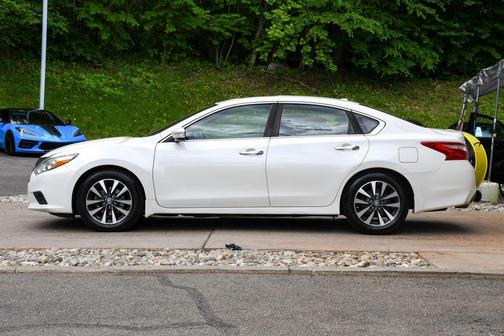 Pearl White 2017 Nissan Altima 2.5 SV