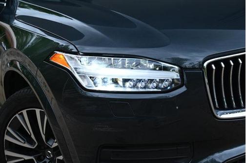 2022 Volvo XC90 T6 Momentum