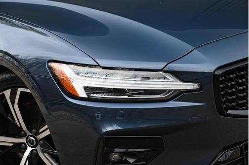 2024 Volvo S60 B5 Core Dark Theme