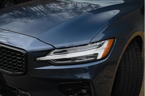 2024 Volvo S60 B5 Core Dark Theme