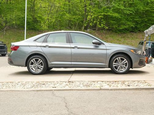 Platinum Gray Metallic 2024 Volkswagen Jetta 1.5T SE