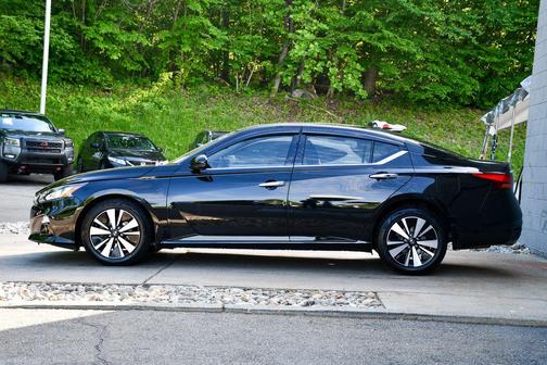 Super Black 2019 Nissan Altima 2.5 SV