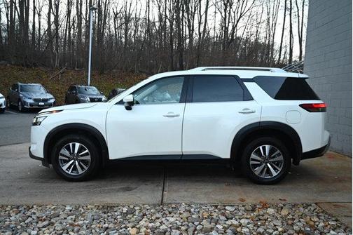 2023 Nissan Pathfinder SL 4WD