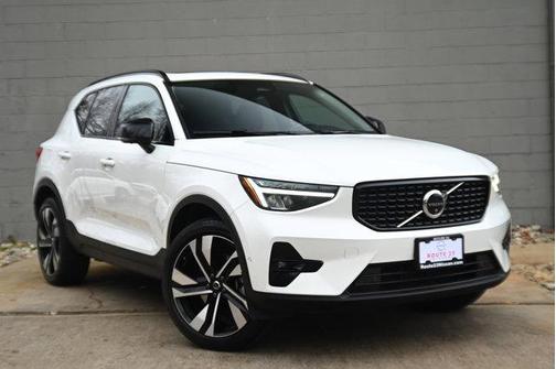 2024 Volvo XC40 B5 Plus Dark Theme