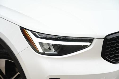 2024 Volvo XC40 B5 Plus Dark Theme